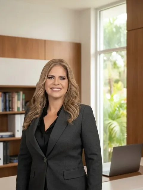 Yanila Ortiz, Contador Público Autorizado y principal de Ortiz-Méndez, CPA, en su oficina